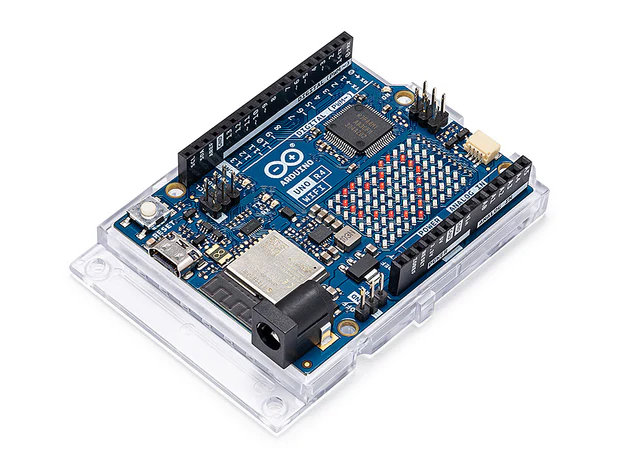 Vue rapprochée de l’Arduino UNO R4 WiFi sur PCB